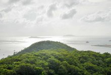 Туристы не могут улететь с китайского острова из-за сильного тайфуна