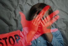 Няня элитного детского сада признана виновной в нападении на 21 ребенка в Лондоне