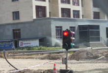 Светофор ростом с ребенка появился на дороге в Караганде