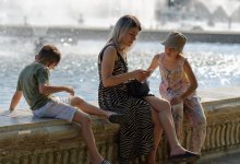 Жители Актау рискуют детьми в фонтанах