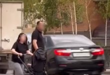 Молодая пара с коляской на дороге в Астане вызвала гнев в сети