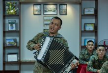 Солдат Нацгвардии поднимает боевой дух сослуживцев баяном