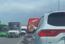 Алматинец привлек внимание Казнета, высунув ногу из окна авто