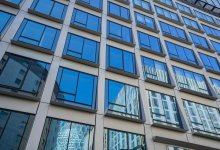 Женщина выпала из окна, пытаясь покормить дворовую кошку