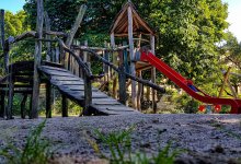 Житель Темиртау возмутился сушкой подушек на детской площадке