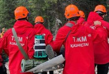 Спасатели несли на себе травмированного туриста под Алматы