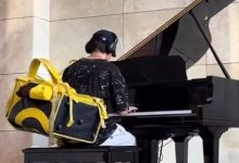Курьер виртуозно сыграл на пианино в ТРЦ Алматы (ВИДЕО)