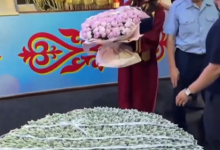 Корзину с долларами подарили выпускнице в Шымкенте (ВИДЕО)