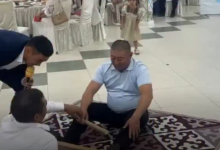 Мужчина "взлетел" во время конкурса на свадьбе в Актобе (ВИДЕО)