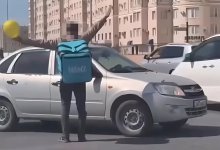 Курьер с шариком устроил шоу на дороге в Актау (ВИДЕО)