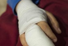 Девочка чуть не лишилась пальца в Центральном парке Караганды