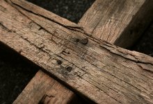 Надгробные атрибуты нашли в подвале дома в Костанае