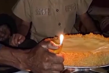 "Торт без свечей, но с родными рядом": в Казнете обсуждают видео с момента поздравления маленькой девочки