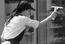 Женщина выпала с многоэтажки во время мытья окон в СКО