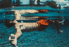 Мужчина сломал шею, неудачно нырнув в озеро