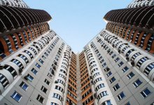 Мужчина заклеивал камеры и приставал к девушкам в жилом комплексе в Астане