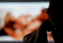 Фильм 18+ показали на заседании городского совета в Германии