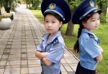 Мини-полицейские: сестры-близняшки учат детей правилам безопасности (ВИДЕО)