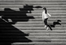 Девочка сломала позвоночник при падении в банке Талдыкоргана (ВИДЕО)