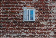 Пожилая женщина во время мытья окон погибла, выпав из окна в Усть-Каменогорске