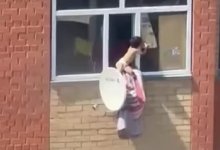 Ребенок едва не выпал, играя на окне в Косшы