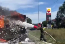 В Усть-Каменогорске загорелся маршрутный автобус (ВИДЕО)