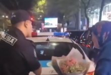 Полицейский отобрал у бабушки цветы в Алматы (ВИДЕО)