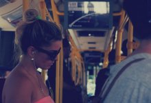 Пассажирка дергала за волосы и пинала женщину в автобусе Шымкента