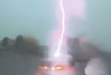 Молния трижды ударила в электромобиль в Китае