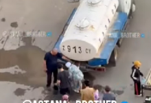 Астанчанам с ведрами приходится стоять в очередях за водой