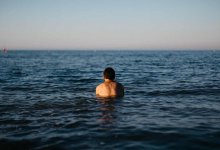 Молодых людей на SUP-досках унесло в Каспийское море