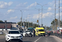 Volkswagen врезался в ограждение в Караганде