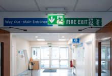 Павлодарка выбросила детей из окна: выжившего ребенка выписали из больницы