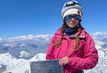 Альпинистка сломала ногу и уже неделю ждет помощи в горах Кыргызстана