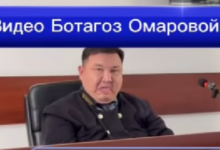 Судья показал журналистке язык во время судебного процесса в Шымкенте