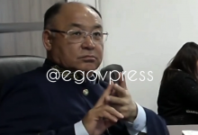 Странные жесты судьи на процессе попали на видео в Алматы