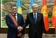 Токаев наградил государственных и общественных деятелей Кыргызстана