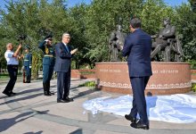 Токаев и Жапаров открыли памятник "Золотой мост дружбы"