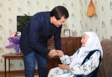 Аким Актюбинской области лично пришел в гости к 110-летней имениннице