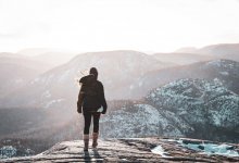 Сын застрявшей на пике Победы альпинистки просит власти спасти его мать