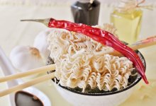 Подросток съел три упаковки лапши и умер в Египте