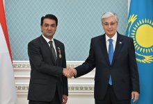 Президент Казахстана вручил орден “Достық” Рустами Эмомали