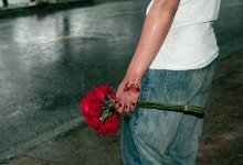 Мужчина проник в дом и взял кровь у спящей женщины в Китае