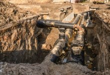 Теплотрассу прорвало в Уральске