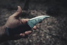 Женщина зарезала мужа, угрожавшего изнасиловать дочь