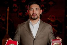 Названа дата боя Жанибека Алимханулы за три чемпионских титула