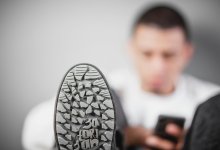 Студента из Китая парализовало из-за привычки часами сидеть в смартфоне