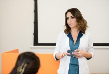 Женщина плюнула в сторону врача в Актобе