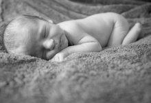 Девушка хранила тело младенца в шкафу в США