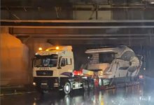 Грузовик с катером застрял под мостом в области Абай (ВИДЕО)